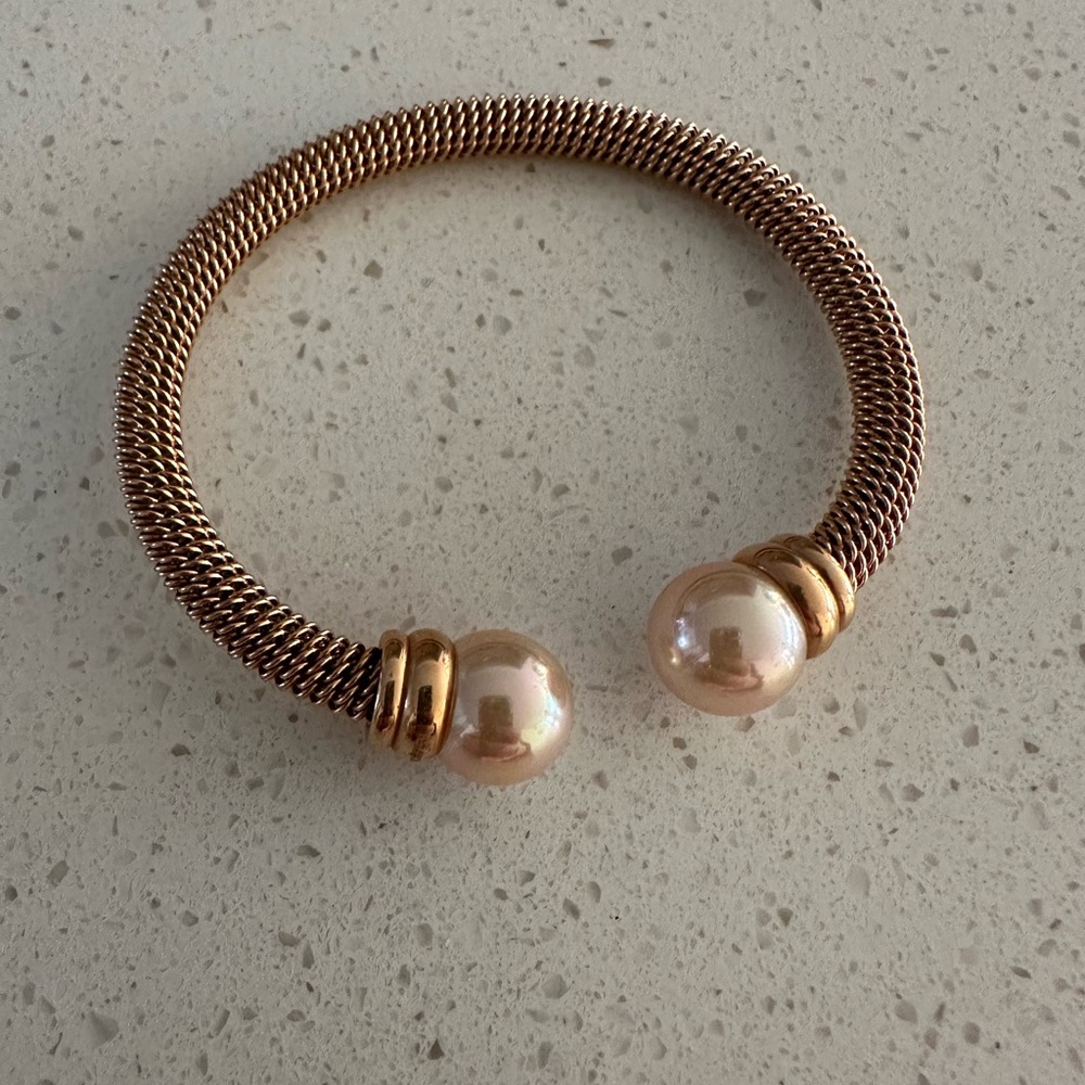 Elegant Gold Mesh Bracelet with Pearl Accents